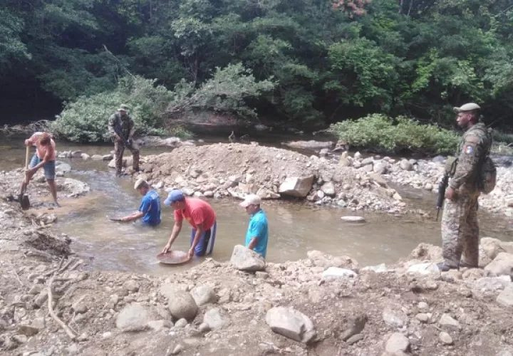 La extracción artesanal del oro contamina los ríos.