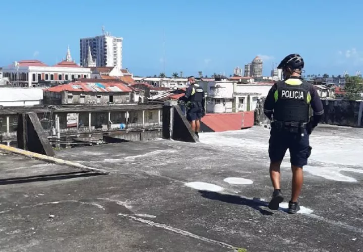 Un policía vigila desde una azotea el cumplimiento de las normas de bioseguridad. 
