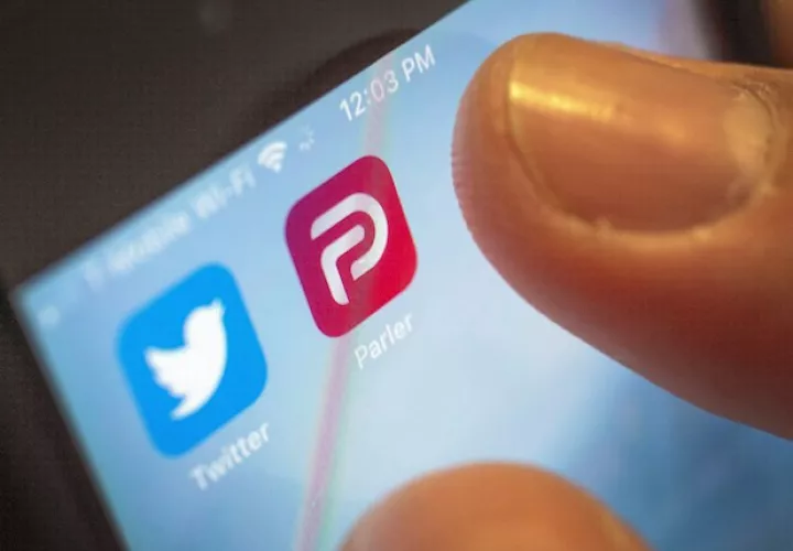 Google, el pasado viernes, quien retiró la aplicación de Parler de su tienda virtual. Foto:EFE