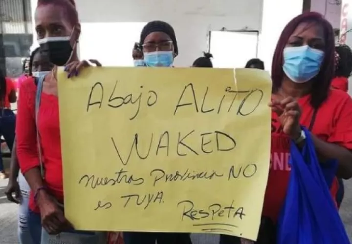 En las pancartas pedían al asesor presidencial, Ali Waked, y a la gobernadora de Colón, Iracema de Dale, respuestas en materia de plazas de trabajo para las bases del colectivo político.