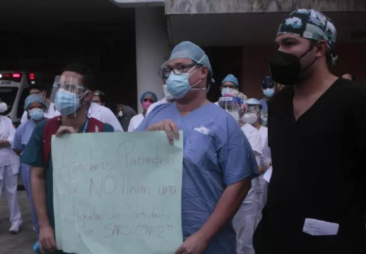 Los médicos en formación aseguran ser los más expuestos al virus, por los turnos que tienen que realizar, a veces hasta de 36 horas. Foto de Víctor Arosemena