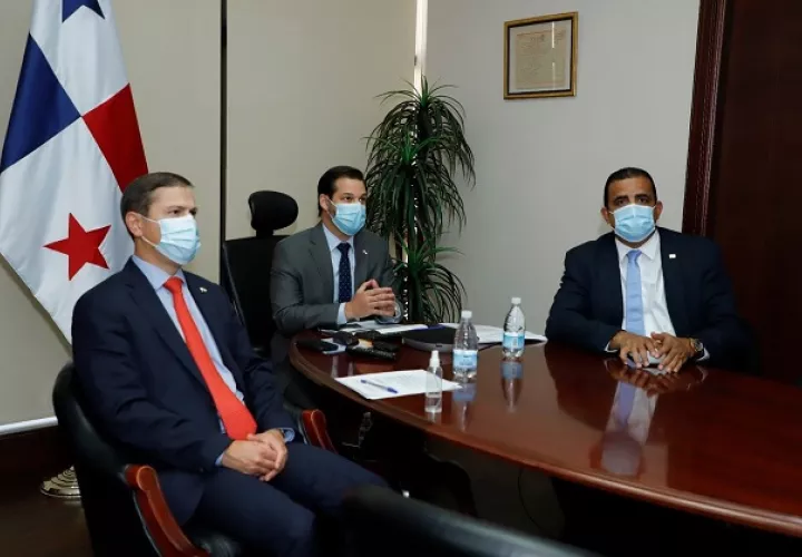 El ministro de Comercio e Industrias (Mici), Ramón Martínez (centro), participó en el Consejo de Gabinete. 