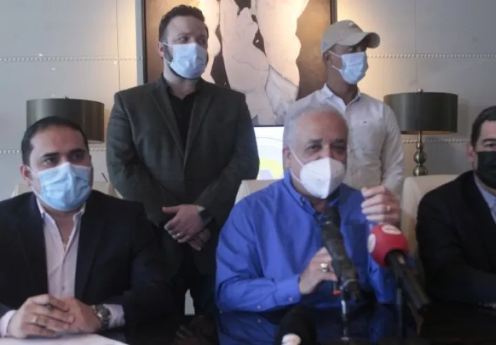 Miembros del partido Realizando Metas durante la conferencia de prensa realizada el día de ayer.