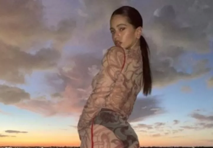 Rosalía muestra sus sandalias. Foto: Instagram