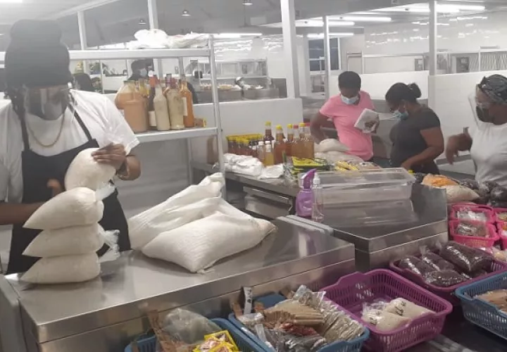 El mercado alberga más de 150 puestos de venta.