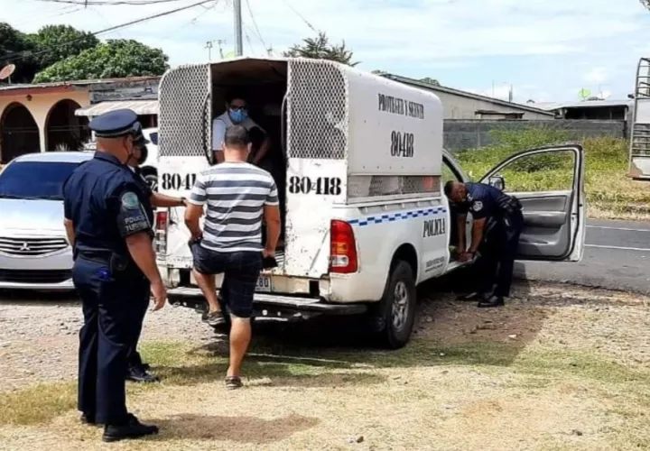 El pasado lunes se aprehendió a 36 hombres por salir en día no permitido. Foto: Thays Domínguez