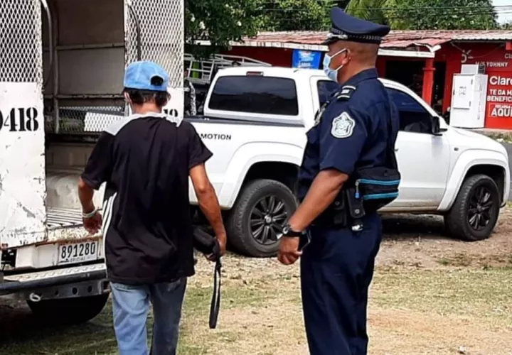El pasado lunes se aprehendió a 36 hombres por salir en día no permitido. Foto: Thays Domínguez