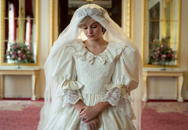 Princess Diana (Emma Corrin) en una escena de la serie. Foto: EFE / Des Willie / Netflix