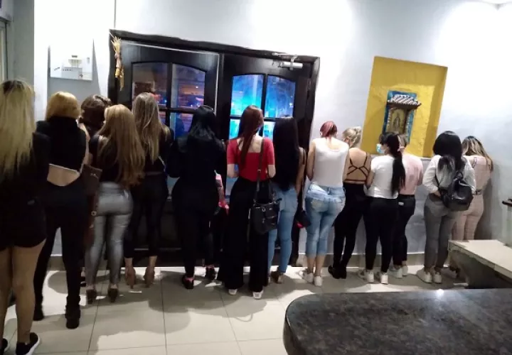 Un total de 14 mujeres fueron retenidas en el local comercial en Bella Vista.