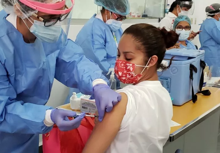 Personal de enfermería continuó hoy con la vacunación a personal médico que está en la primera línea contra  la covid-19, en el hospital regional Dr. Rafael Hernández. Foto cortesía CSS
