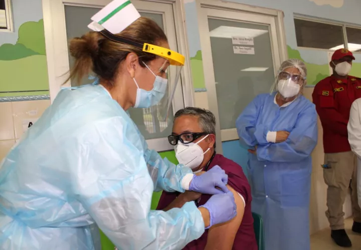 El Dr. Alex Pineda fue el primero en aplicarse la vacuna en Panamá Oeste. Eric A. Montenegro