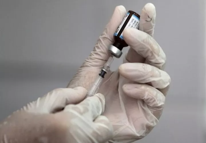 Entre 216,000 y 364,800 dosis de AstraZeneca  podrían llegar a Panamá a finales de febrero. 