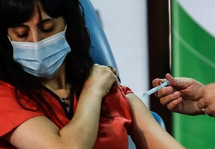 Usted puede llenar el formulario a través de la pagina web: vacunas.panamasolidario.gob.pa 