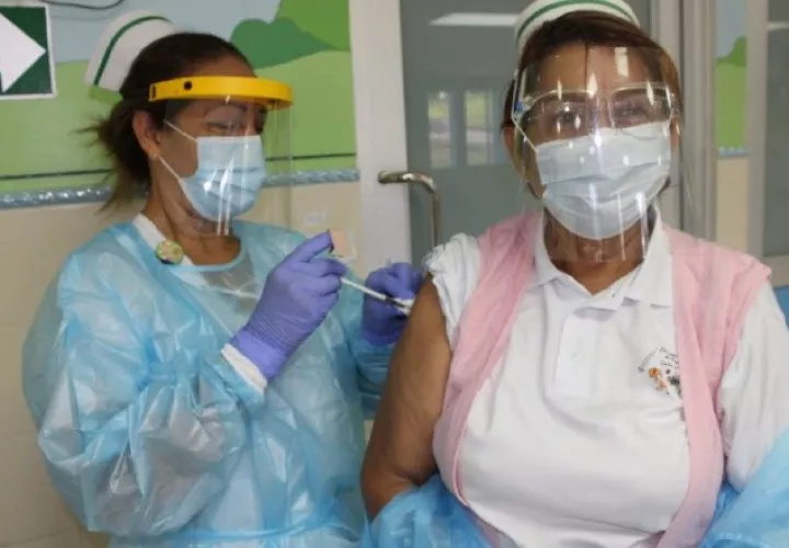 Ayer se completó la aplicación de las 6,420 dosis proyectadas en esta primera jornada. En Panamá Oeste se colocaron 522. Foto de cortesía