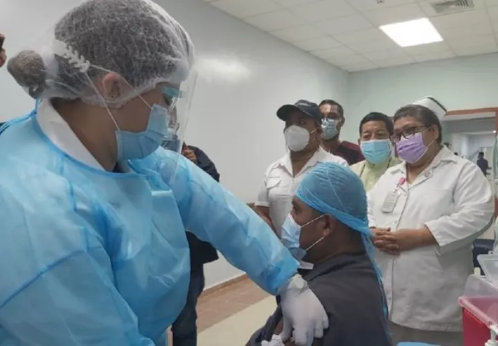 El trabajador manual Leonardo Ábrego, que labora en el Hospital Raúl Dávila Moreno, de Changuinola, fue el primer vacunado en Bocas del Toro.  Cortesía