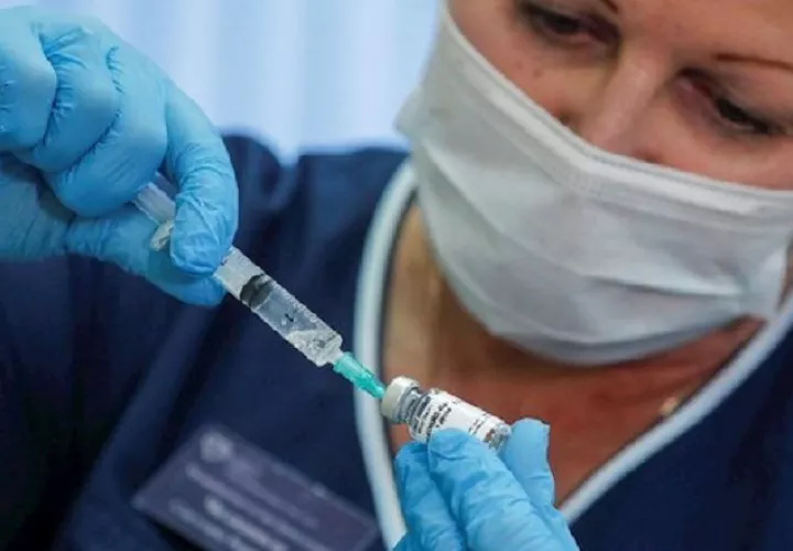 Según el recibo mostrado por la viceministra de Salud, el pago a Pfizer, por $6 millones, se realizó el pasado 28 de diciembre. Foto ilustrativa