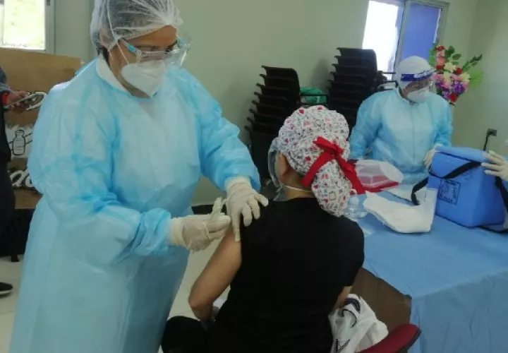 Unas 8,772 de las 12,800 vacunas recibidas, fueron aplicadas entre el personal de Salud en la primera línea de batalla contra la covid-19. Foto: Cortesía