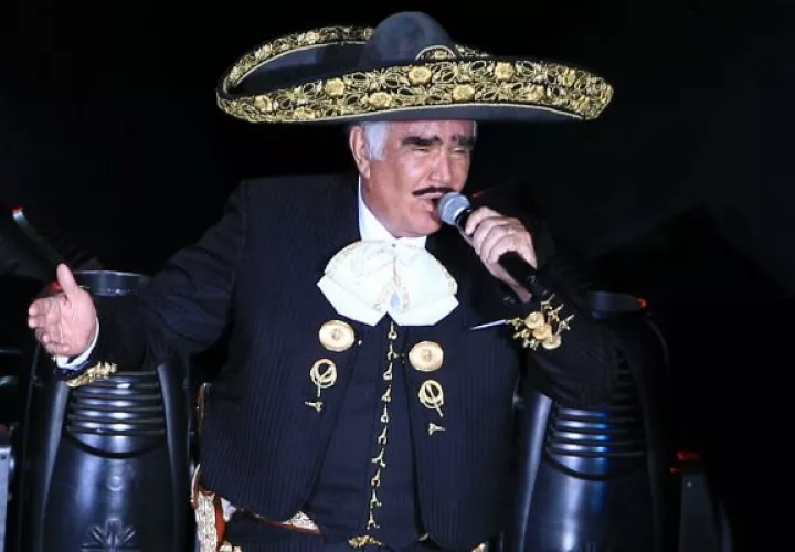 Vicente Fernández dijo que tocó el pecho de la mujer accidentalmente. Foto: Archivo