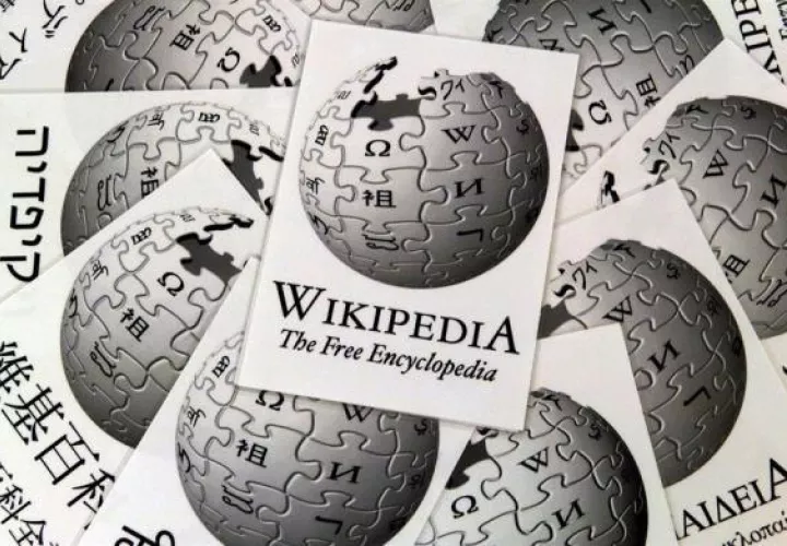 Wikipedia, una enciclopedia libre, escrita y editada por voluntarios y publicada en internet.