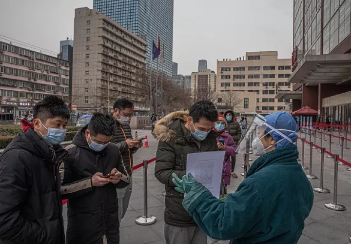 Personas llegan hoy al hospital en Beijing, China,  para hacerse la prueba de la covid-19. Foto: EFE