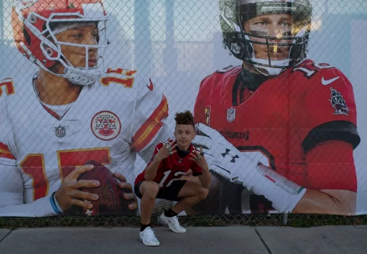 Mahomes (Izquierda) y Brady (Derecha) en un banner del Super Bowl en la ciudad de Tampa, Florida. Foto: EFE
