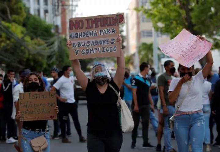 Ciudadanos protestan contra los casos de abuso a menores. EFE