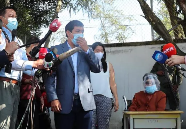 El candidato Andrés Arauz habla con la prensa mientras acompaña a su abuela Flor Cervina Galarza, de 106 años, a votar hoy, en Quito (Ecuador).