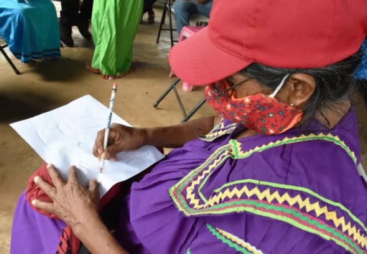 En lo que va del año 27 ciudadanos (en su mayoría adultos), han logrado escribir sus nombres y apellidos en un papel.