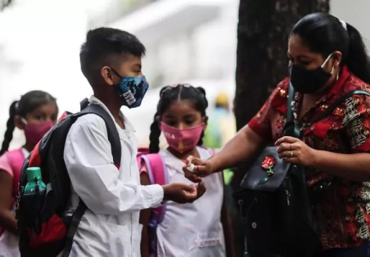 Un grupo de chicos se prepara para entrar en un colegio de Buenos Aires.