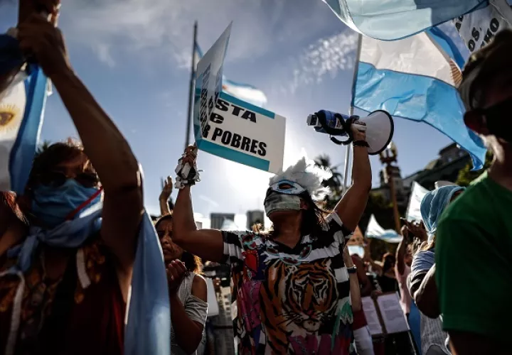 Manifestantes protestan contra el Gobierno, en medio de la fuerte polémica tras conocerse que se habían vacunado con privilegios diversas figuras cercanas al poder. Foto: EFE