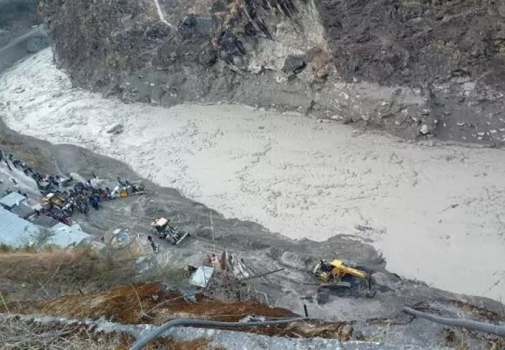 Una gran avalancha de agua y lodo golpeó una zona montañosa.