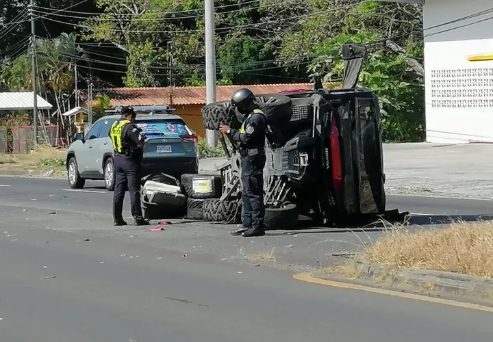 El vehículo pick up sufrió daños en la parte frontal. Foto: Eric A. Montenegro