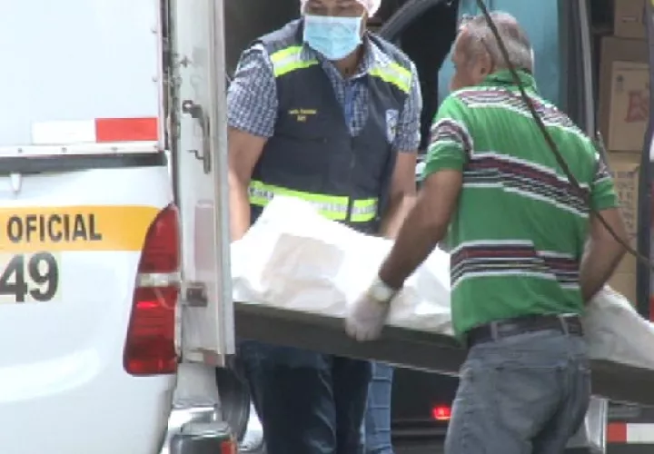 En el lugar, las autoridades buscaban recabar elementos que ayuden a determinar el móvil de este hecho de sangre en Bocas del Toro.