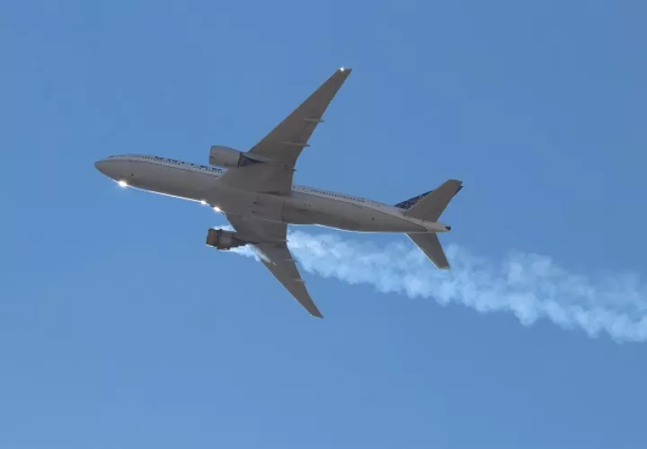 Una foto proporcionada por el usuario de Instagram, Hayden Smith, muestra el vuelo 328 de United Airlines (Boeing 777-200) con un motor en llamas, cerca de Denver. Foto: EFE