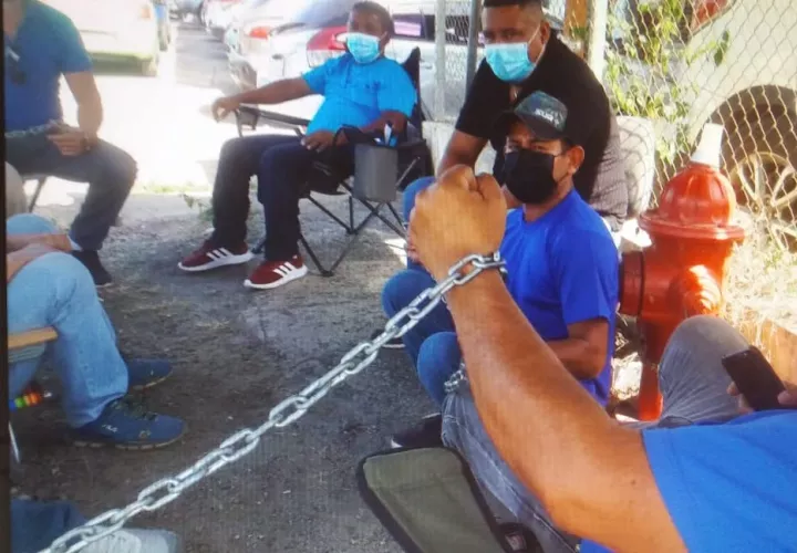 Los taxistas están encadenados en las afueras de la Gobernación de Veraguas. Foto: Melquiades Vásquez 