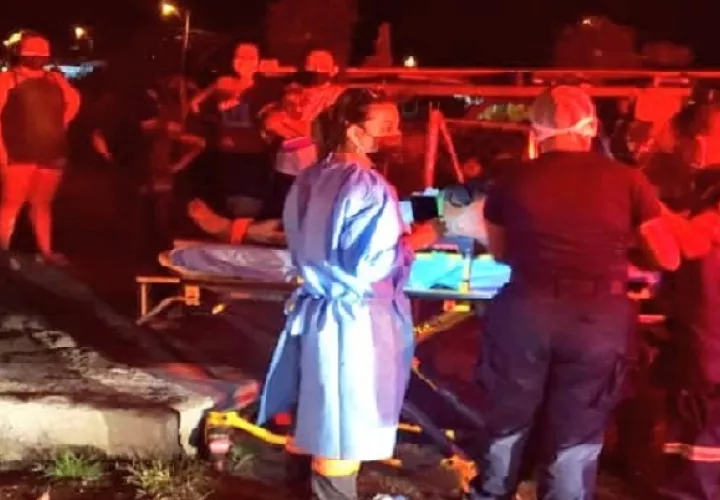 Personal del Cuerpo de Bomberos acudió al lugar y sacó a la mujer del pozo, pero ya no tenía signos vitales. 