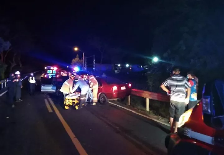 La joven, cuyas generales se desconocen, fue trasladada al hospital Gustavo Nelson Collado para recibir atención médica.
