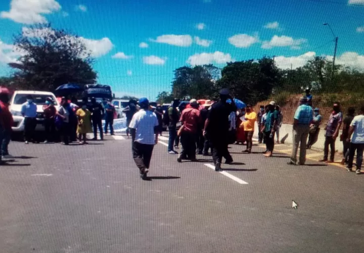 Por casi cuatro horas, los carriles de la vía Interamericana estuvieron cerrados. Foto: Melquiades Vásquez
