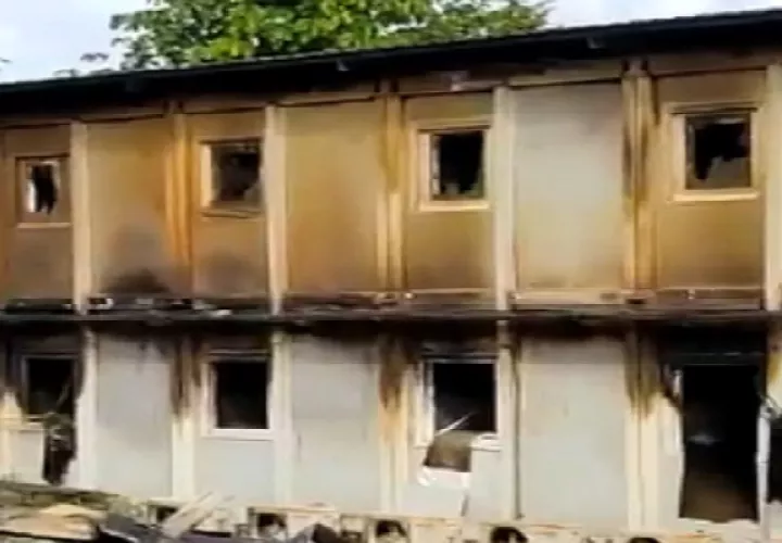 El fuego fue controlado rápidamente evitando que se registraran mayores daños en las estructuras del campamento.