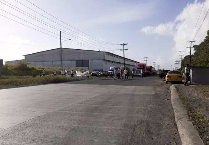 Los cierres se iniciaron en los predios de los multifamiliares de Nueva Providencia, seguidos por las comunidades de La Verbena y Puerto Escondido.