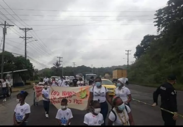 Durante la caminata, los niños que estaban acompañados por sus padres llevaban pancartas con mensajes alusivos a la protección de la familia. 