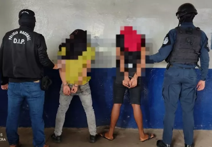 En los allanamientos se detuvo a dos personas que eran requeridas por la justicia y se incautó un arma de fuego.