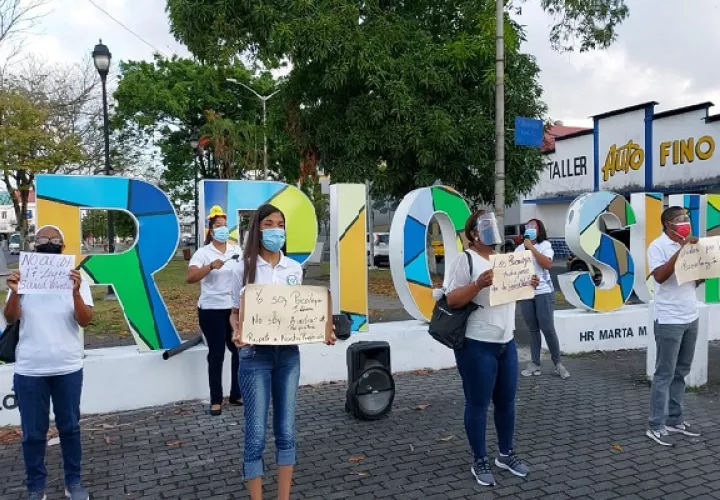 Los profesionales de la salud  mental no cerraron calles, sino que se mantuvieron en el parque central con pancartas y explicando a los transeúntes y conductores sobre la protesta..