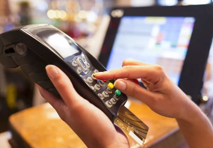 El análisis detalla que la cantidad de transacciones de tarjetahabientes relacionadas con productos digitales se duplicó en 2020. EFE
