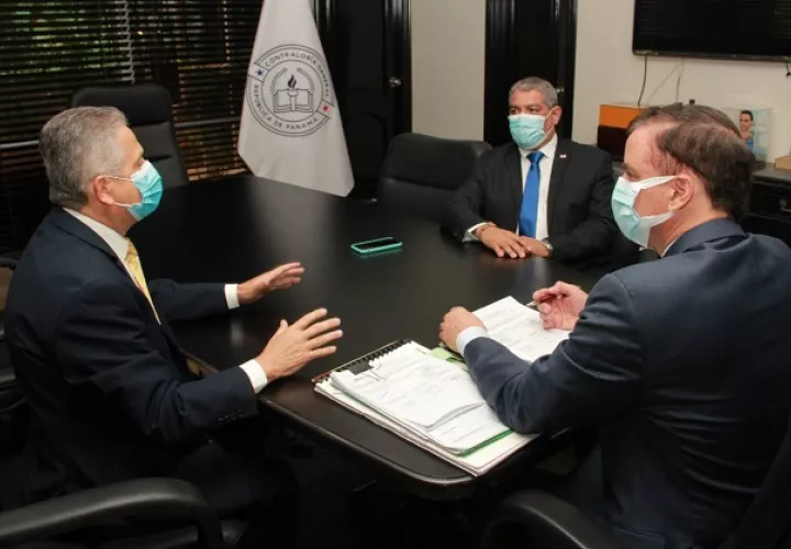 En el acto participaron el director del Hospital del Niño, el doctor Paúl Gallardo (izq); el ministro del Minsa, Luis Francisco Sucre, y el contralor Gerardo Solís. Foto cortesía