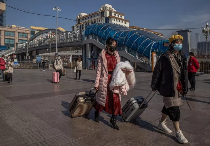 Las personas se siguen protegiendo del coronavirus en China. Foto: EFE