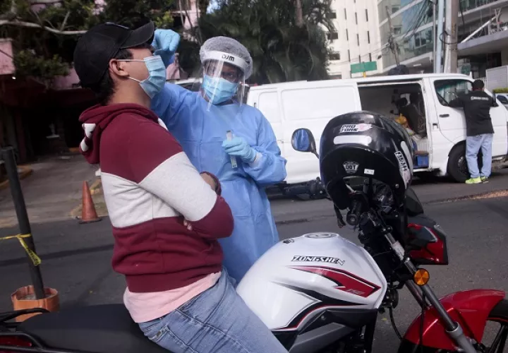 Personal de salud aplicó 5,034 pruebas nuevas de contagio para detectar la covid-19 en las últimas 24 horas. Foto: Víctor Arosemena