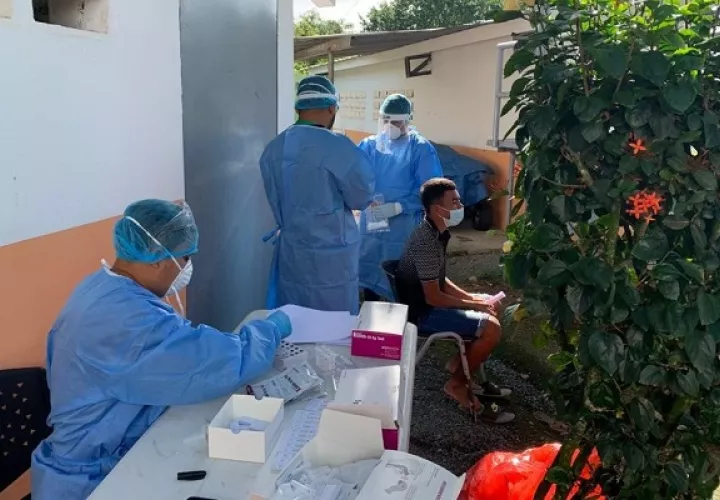 Personal de salud realizó ayer pruebas de antígenos y PCR a los residentes de Finca 12, en Changuinola, Bocas del Toro. Foto cortesía Minsa