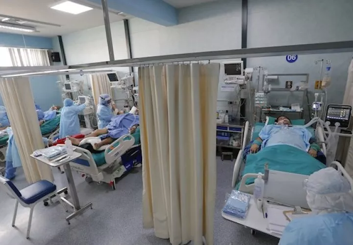 Trabajadores de la salud atienden pacientes con covid-19 dentro de la Unidad de Cuidados Intensivos del Hospital Alberto Sabogal en el Callao (Perú). Foto:EFE