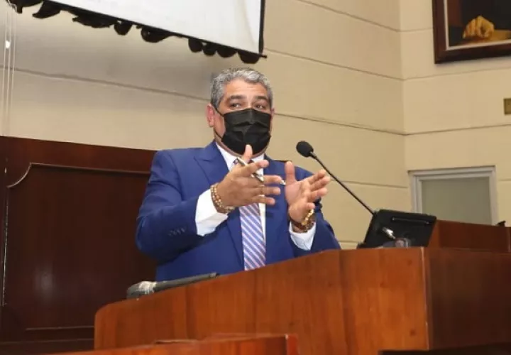 Luis Sucre dijo que las medidas buscaban frenar el aumento de casos.